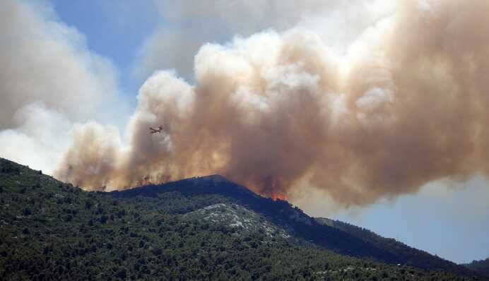 Самый масштабный пожар за последние годы: популярный среди украинцев курорт укутал огонь