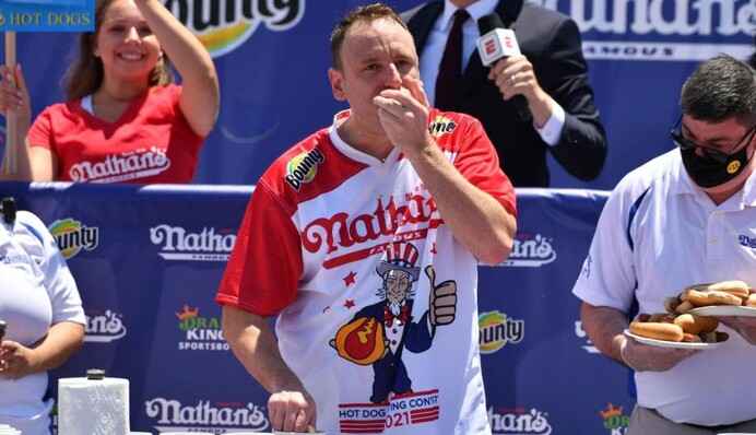 Съел 76 хот-догов за 10 минут: американец поставил мировой рекорд, видео