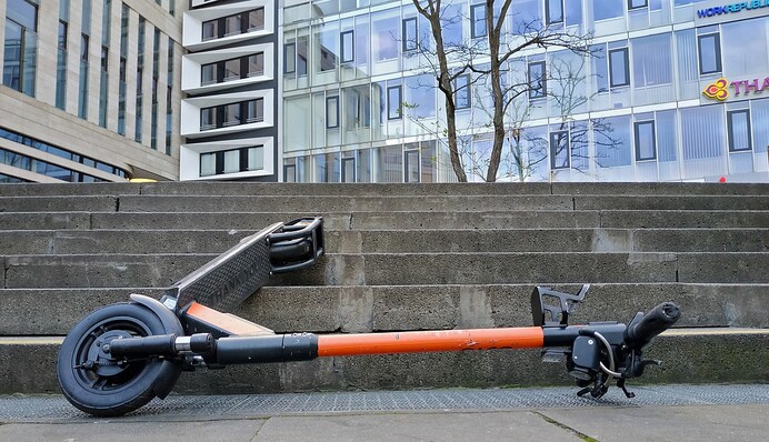 Безопасно и экономно: как уберечь себя на электросамокате и моноколесе