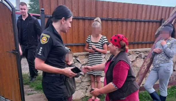 Під Рівним 8-річна дівчинка провела в лісі 5 годин: її врятували випадкові люди