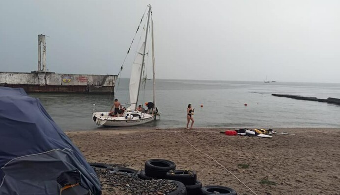 На популярному українському курорті перекинулася яхта: фото