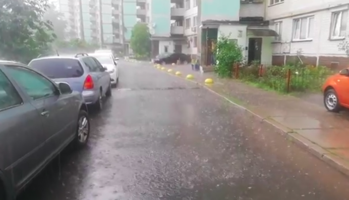Київ накрила тропічна злива: відео