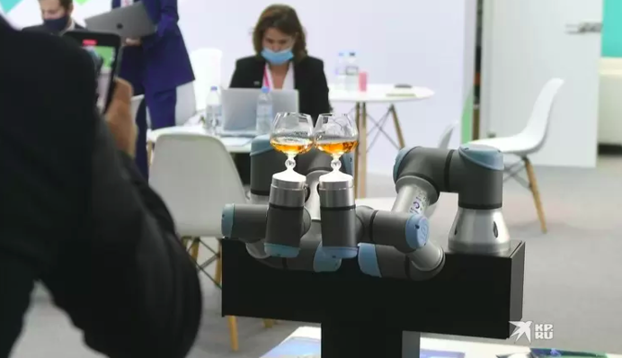 Не пьют, но чокаются: в России создали роботов-