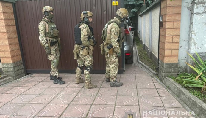 Уговаривали сдаться 13 часов: под Днепром мужчина жестоко убил домработницу и шантажировал полицию