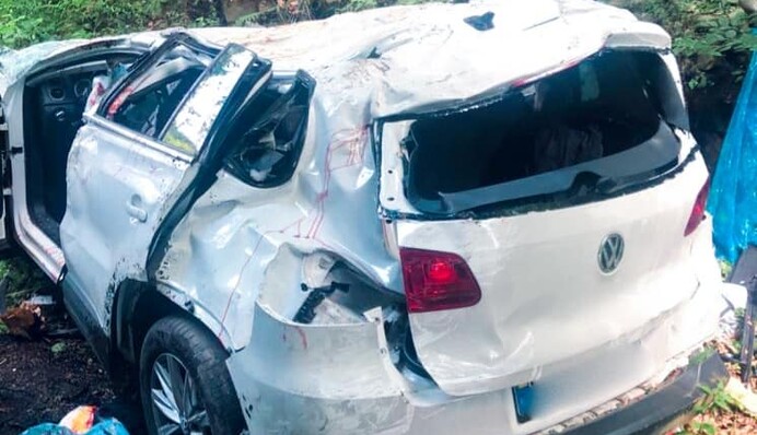 На курорті в Карпатах авто зірвалося в обрив - багато загиблих: фото