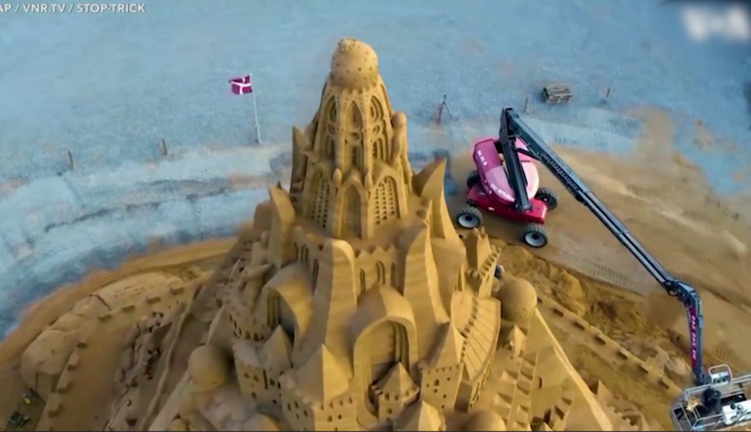 У Данії побудували рекордний замок з піску, його масштаби вражають