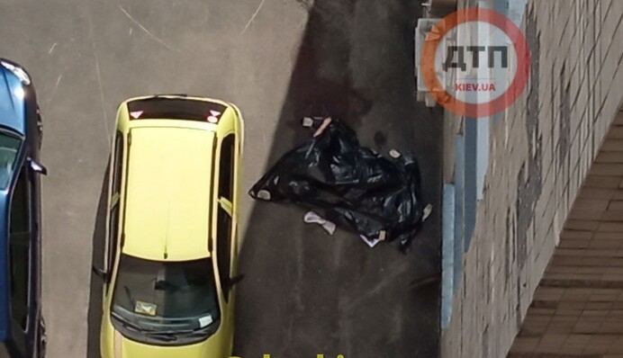 ​Лежала на асфальте три часа: в Киеве еще одна девушка выбросилась из окна