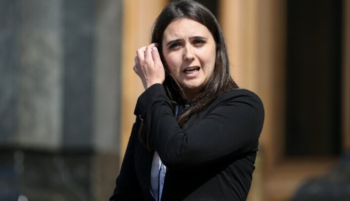 Мендель опубликовала выдержку из будущей книги: вспомнила Рейхстаг и зад Гитлера