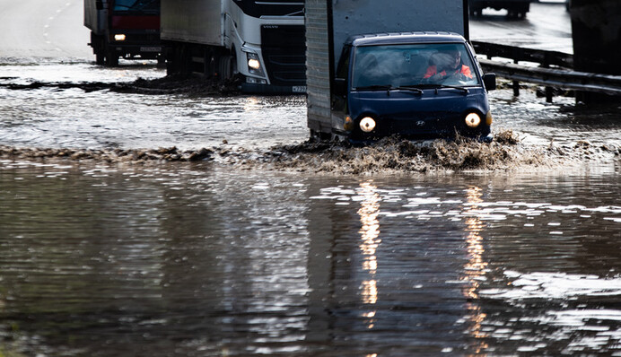 Негода вирує у ще одному регіоні Росії: в Дагестані потоки води збивають з ніг, відео