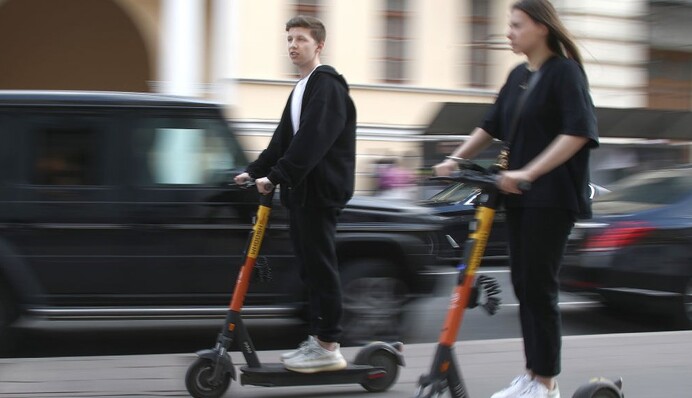 Любителям электросамокатов закрутят гайки: за езду без шлема жестко накажут