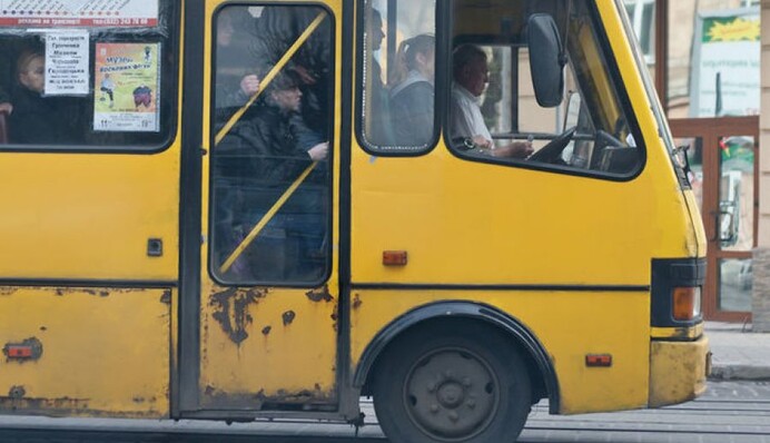 Про безпеку можна тільки мріяти: в Києві в маршрутки на ходу відпало димляче колесо, відео