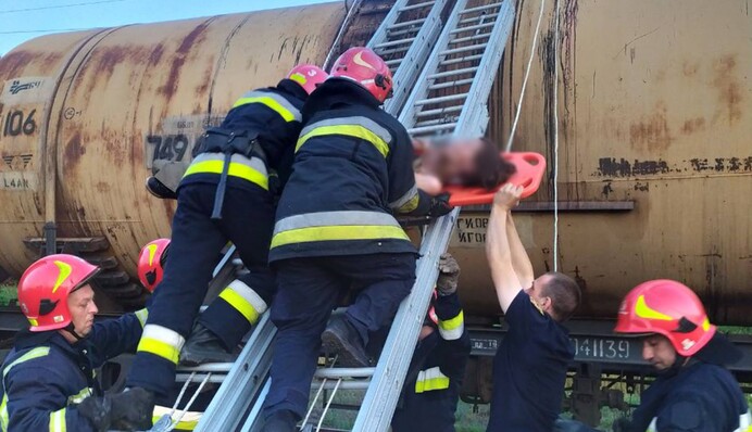 Трохи не загинула через селфі: у Львові дівчину вдарило струмом на даху поїзда, фото і відео