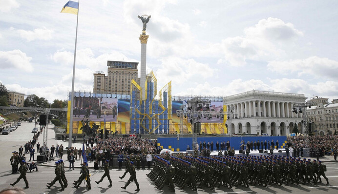 Особливості тіла: в Міноборони пояснили, чому чоловіки і жінки на параді будуть марширувати окремо