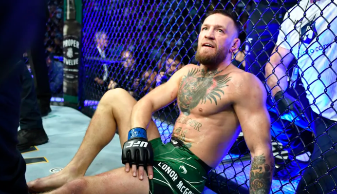 Макгрегора забрали на ношах після поразки в бою з Порьє: фото