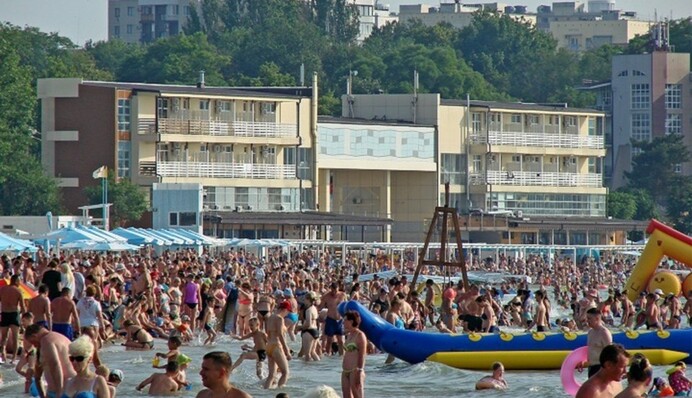 На популярному курорті в Росії відпочивальники б'ються за лежаки