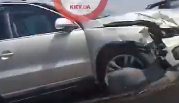 Масштабное ДТП на набережной в Киеве парализовало важную магистраль: видео