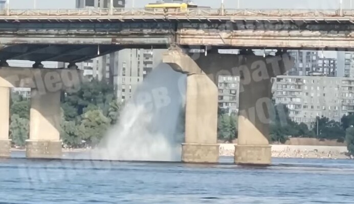 У Києві з мосту струмує 