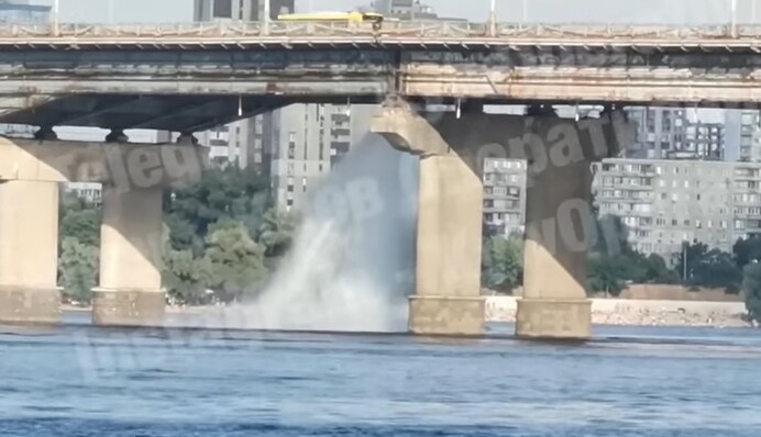 Прорив труби на мосту в Києві: влада назвала цікаву причину