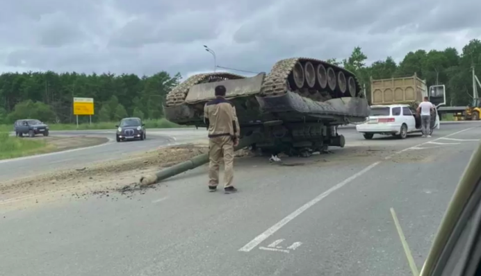 У Росії на трасі танк перекинувся і впав на вежу: фото і відео ДТП