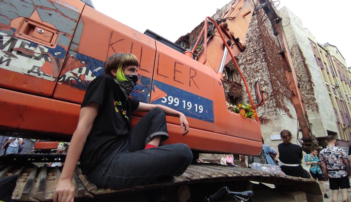 Киевляне встали на защиту уникального здания "Цветы Украины": эксклюзивные фото