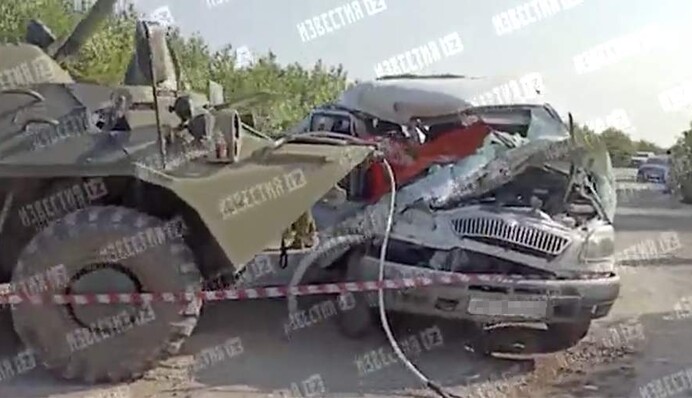 ​В России "гвардейский" БТР протаранил маршрутку, есть жертвы