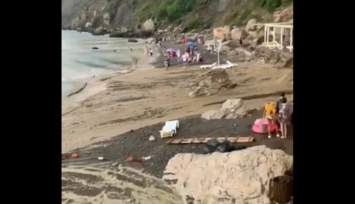 Під Севастополем потужний зсув на пляжі розігнав відпочивальників