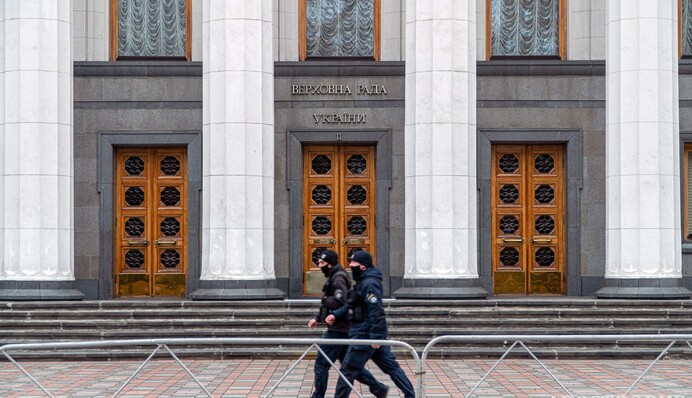 Акции под стенами Рады переросли в штурм парламента: последние новости с места событий