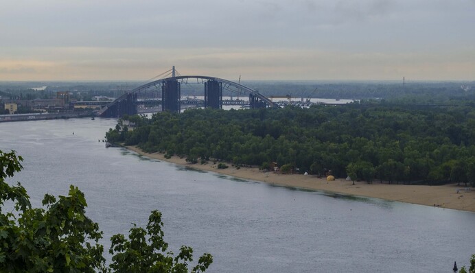 Вирішив відпочити від господарів: у Києві помітили будинок, що пливе