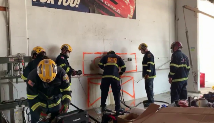 Гола і догори ногами: в США діставали застряглу між будинками жінку