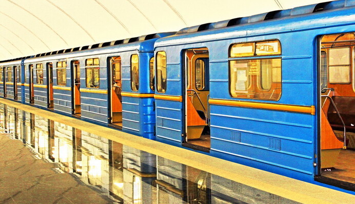 У Київському метро чоловік впав на рейки: на червоній гілці зупинилися потяги