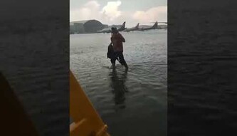 Новий потоп в Москві: аеропорти залиті водою, літакам загрожує небезпека, відео