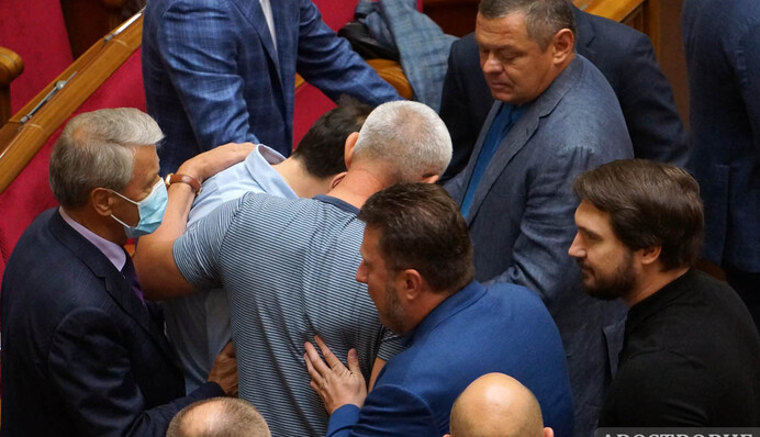 ​В Раде снова подрались нардепы: фото и видео