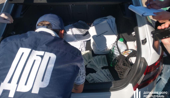 На популярному українському курорті прокурора затримали на хабарі: фото