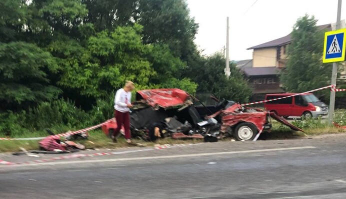 Їхали в лікарню, а потрапили на небо: під Львовом в страшному ДТП загинули хлопець і дівчина, фото і відео