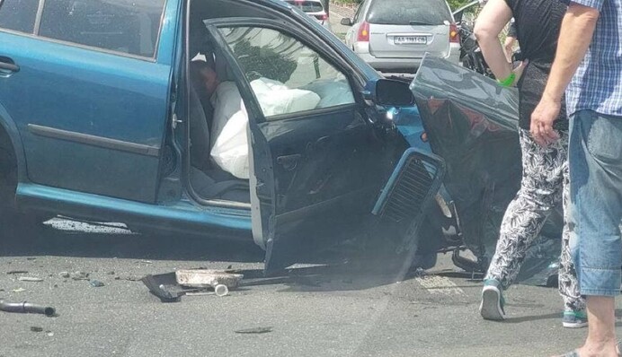 У Києві сталася серйозна ДТП з вантажівкою та легковиком - водія затиснуло в салоні: фото