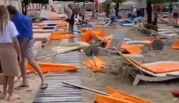 Уносило зонтики и заливало 