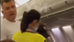 Дайте йому в вухо: в Одесі з літака висадили дебошира-антимасочника, відео