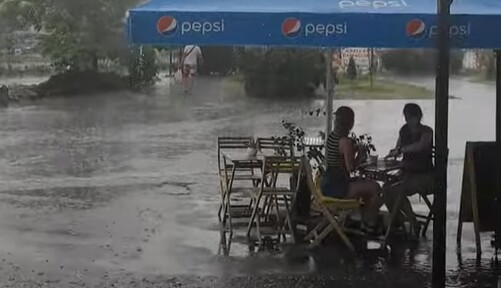 Спальний район Києва накрила потужна злива: відео