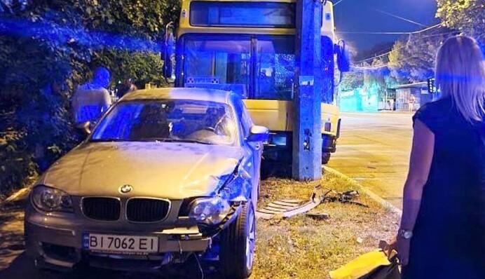 Что-то пошло не так: в Киеве автобус сорвался с тормозов и  протаранил легковушку, фото