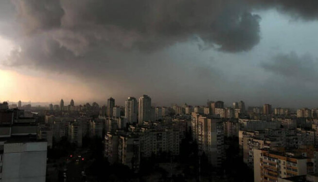 Киев накрыла буря: город потемнел за считанные минуты, улицы превратились в реки