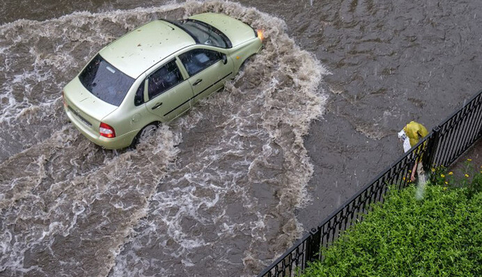 Метро затопило, автомобили плавают в воде: в Киеве бушует тропический ливень