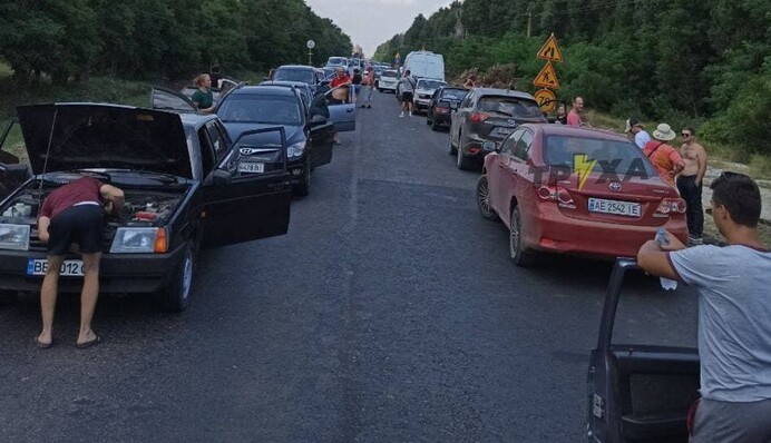 Перед популярным курортом возникла огромная пробка: люди часами стоят на 30-градусной жаре, фото и видео
