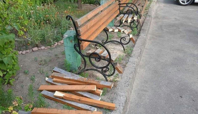Все заради нічного спокою: в Києві літня жінка розпиляла лавочку, фото