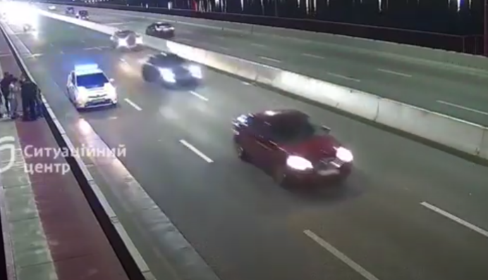 ​Поссорился с женой: в Днепре мужчина хотел сброситься с моста, но спасли копы