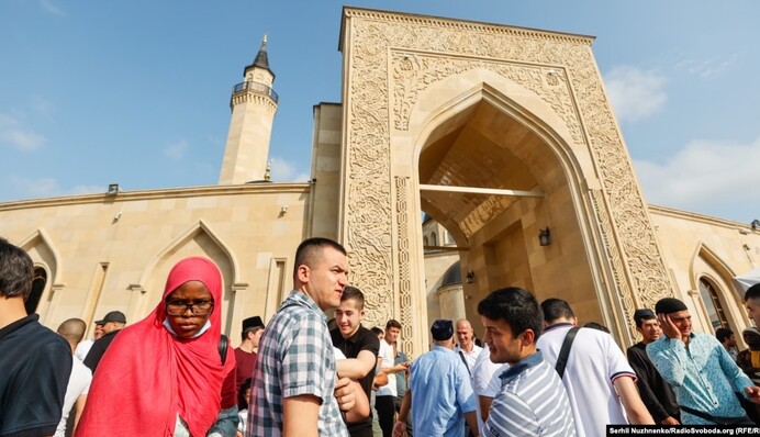 У Києві біля головної мечеті тисячі мусульман відзначили Курбан-Байрам: фото і відео
