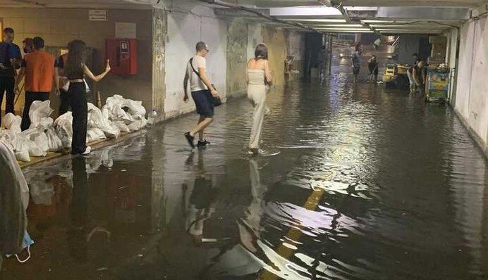 В Киеве затопило район Позняки и переход метро: фото и видео