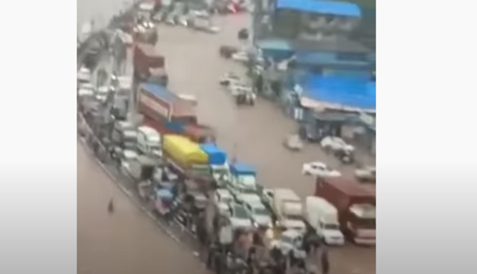 ​В Китае прорвало плотину - целый город ушел под воду: видео масштабного наводнения