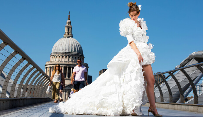По мотивам коронавируса: британец создал уникальное свадебное платье