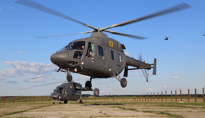 В России ураганный ветер перевернул боевой вертолет: фото и видео