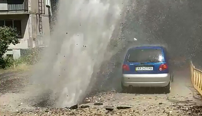 Мужчина родился в рубашке: момент прорыва трубы в Киеве попал на видео